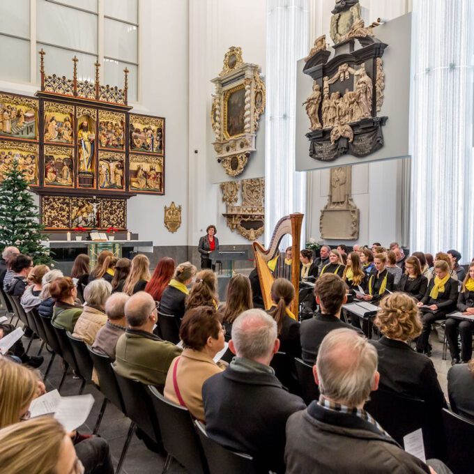 Mitglieder Des Mädchen- Und Frauenchores Während Einer Vesper In Der Leipziger Universitätskirche St. Pauli