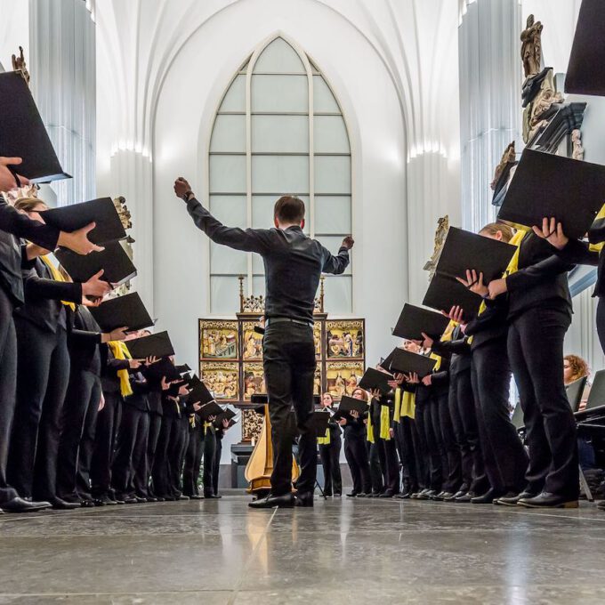 Mitglieder des Mädchen- und Frauenchores während einer Vesper in der Leipziger Universitätskirche St. Pauli