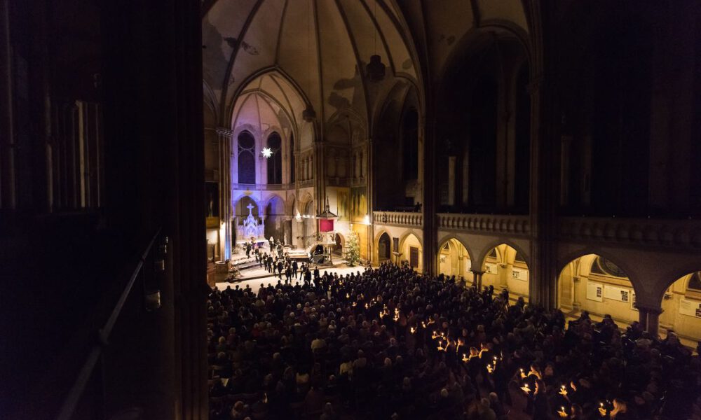 Mitglieder des Mädchen- und Frauenchores während des Weihnachtsliedersingens in der Leipziger Peterskirche