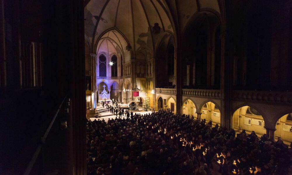 Mitglieder Des Mädchen- Und Frauenchores Während Des Weihnachtsliedersingens In Der Leipziger Peterskirche