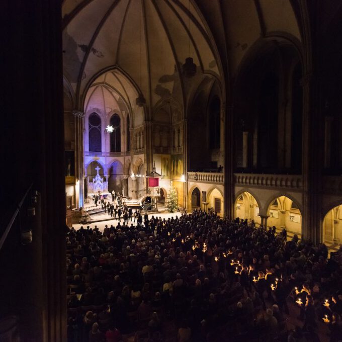 Mitglieder des Mädchen- und Frauenchores während des Weihnachtsliedersingens in der Leipziger Peterskirche