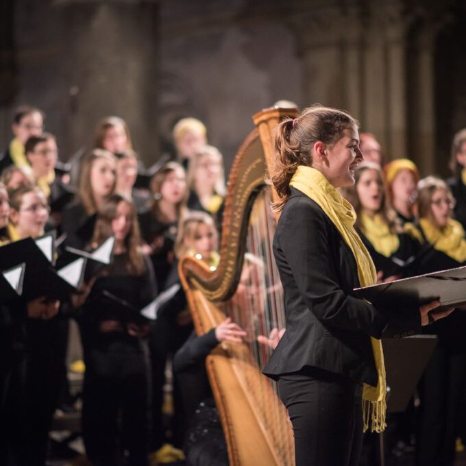 Mitglieder des Mädchen- und Frauenchores während des Weihnachtsliedersingens in der Leipziger Peterskirche