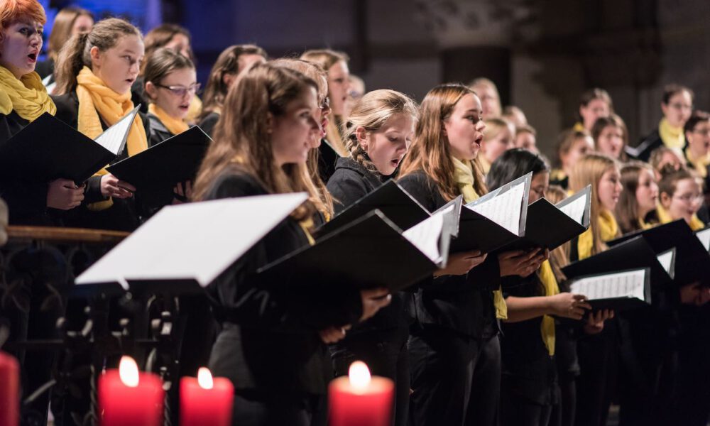 Mitglieder des Mädchen- und Frauenchores während des Weihnachtsliedersingens in der Leipziger Peterskirche