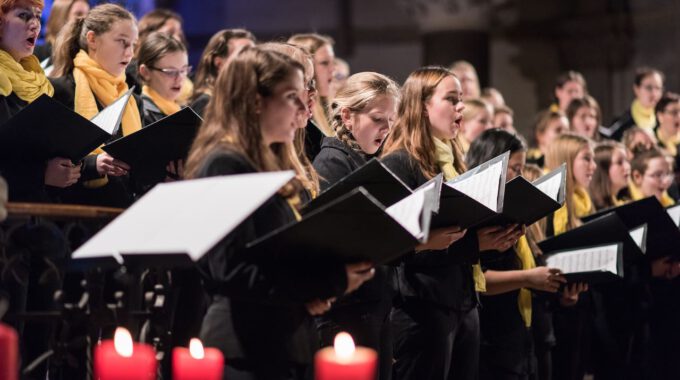 Mitglieder des Mädchen- und Frauenchores während des Weihnachtsliedersingens in der Leipziger Peterskirche