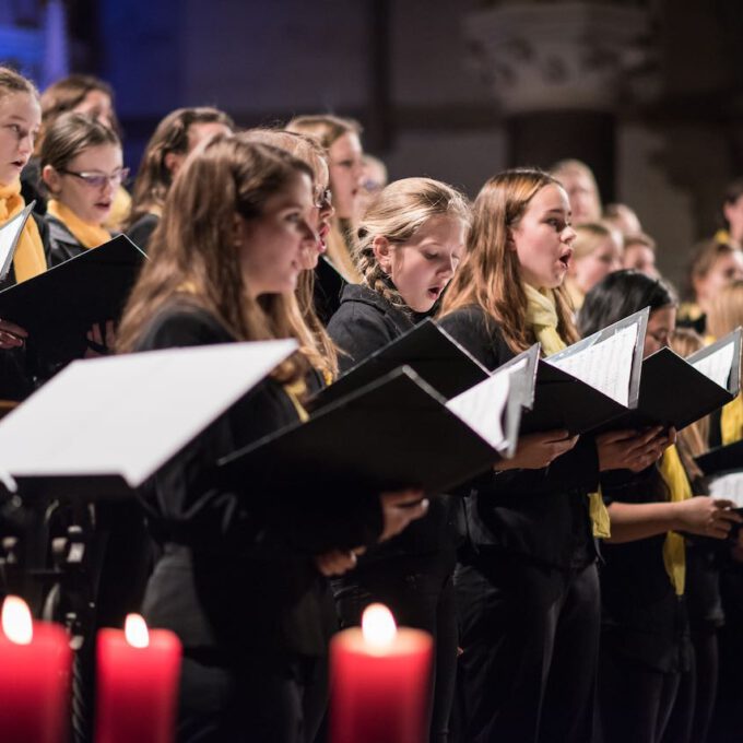Mitglieder des Mädchen- und Frauenchores während des Weihnachtsliedersingens in der Leipziger Peterskirche