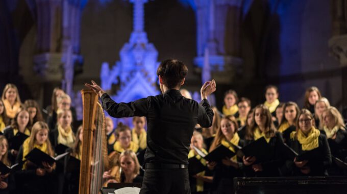 Mitglieder des Mädchen- und Frauenchores während des Weihnachtsliedersingens in der Leipziger Peterskirche