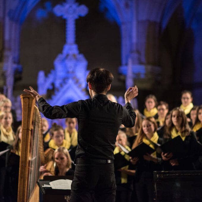 Mitglieder des Mädchen- und Frauenchores während des Weihnachtsliedersingens in der Leipziger Peterskirche