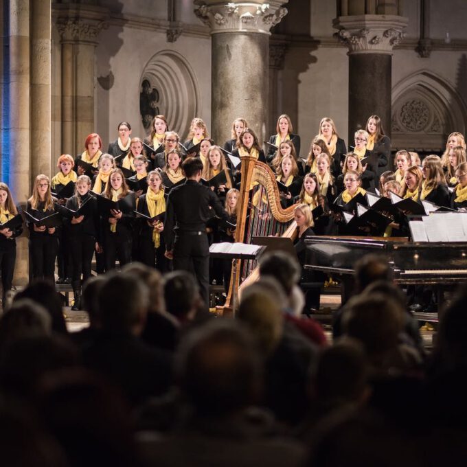 Mitglieder des Mädchen- und Frauenchores während des Weihnachtsliedersingens in der Leipziger Peterskirche