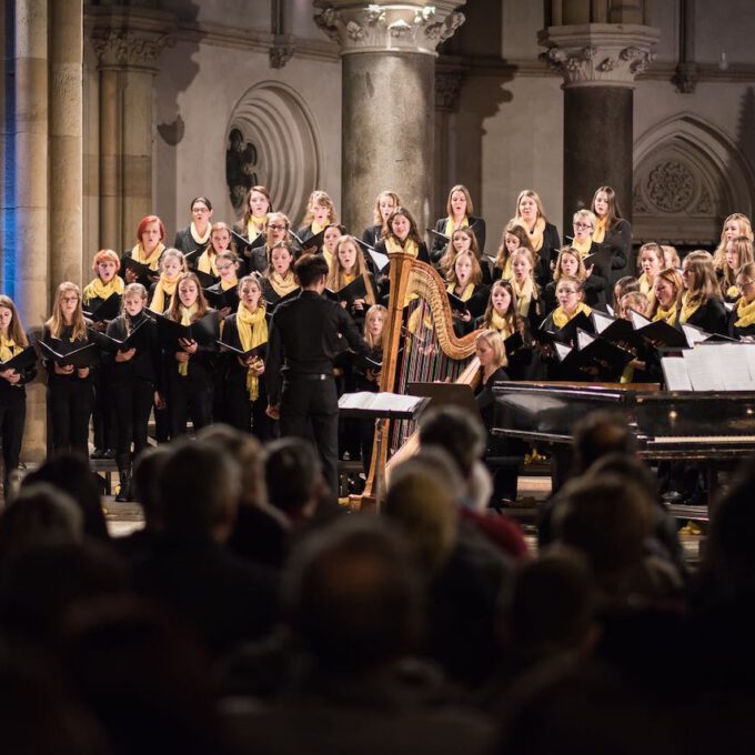 Mitglieder Des Mädchen- Und Frauenchores Während Des Weihnachtsliedersingens In Der Leipziger Peterskirche