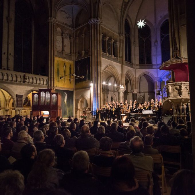 Mitglieder des Mädchen- und Frauenchores während des Weihnachtsliedersingens in der Leipziger Peterskirche