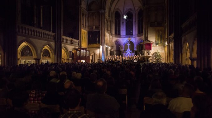 Mitglieder des Mädchen- und Frauenchores während des Weihnachtsliedersingens in der Leipziger Peterskirche