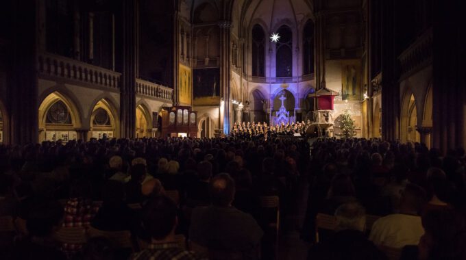 Mitglieder Des Mädchen- Und Frauenchores Während Des Weihnachtsliedersingens In Der Leipziger Peterskirche