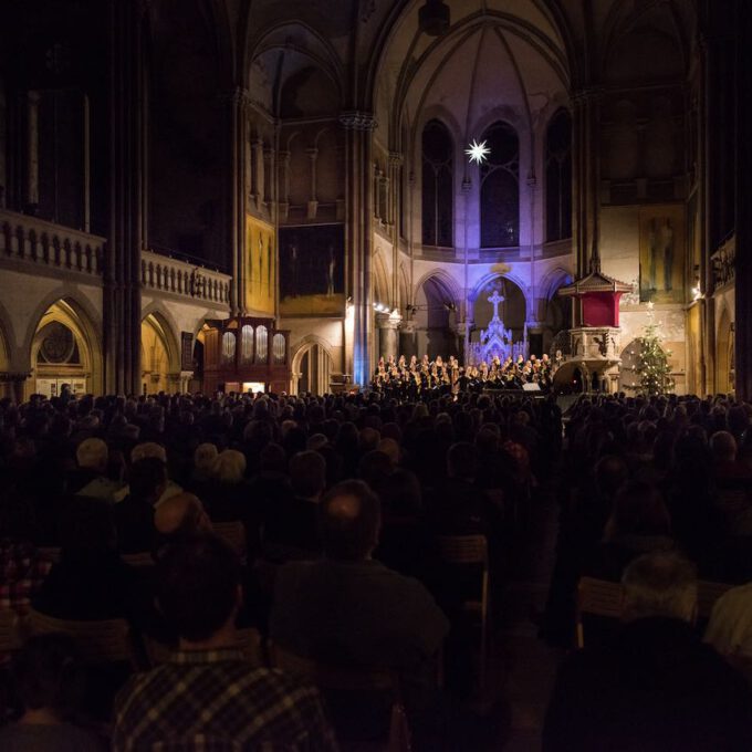 Mitglieder des Mädchen- und Frauenchores während des Weihnachtsliedersingens in der Leipziger Peterskirche