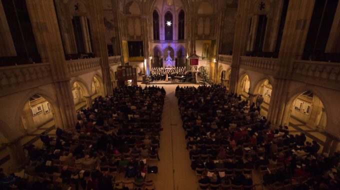 Mitglieder des Mädchen- und Frauenchores während des Weihnachtsliedersingens in der Leipziger Peterskirche
