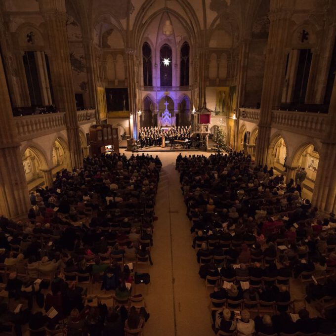 Mitglieder des Mädchen- und Frauenchores während des Weihnachtsliedersingens in der Leipziger Peterskirche