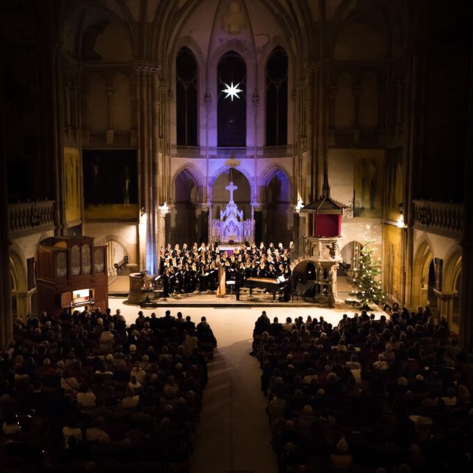 Mitglieder des Mädchen- und Frauenchores während des Weihnachtsliedersingens in der Leipziger Peterskirche