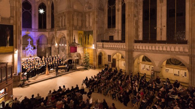 Mitglieder des Mädchen- und Frauenchores während des Weihnachtsliedersingens in der Leipziger Peterskirche
