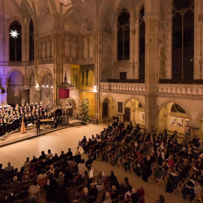 Mitglieder des Mädchen- und Frauenchores während des Weihnachtsliedersingens in der Leipziger Peterskirche