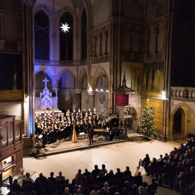 Mitglieder des Mädchen- und Frauenchores während des Weihnachtsliedersingens in der Leipziger Peterskirche