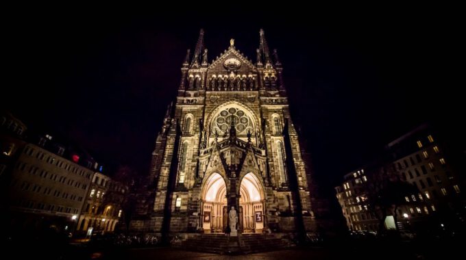 Außenansicht der Leipziger Peterskirche am Abend
