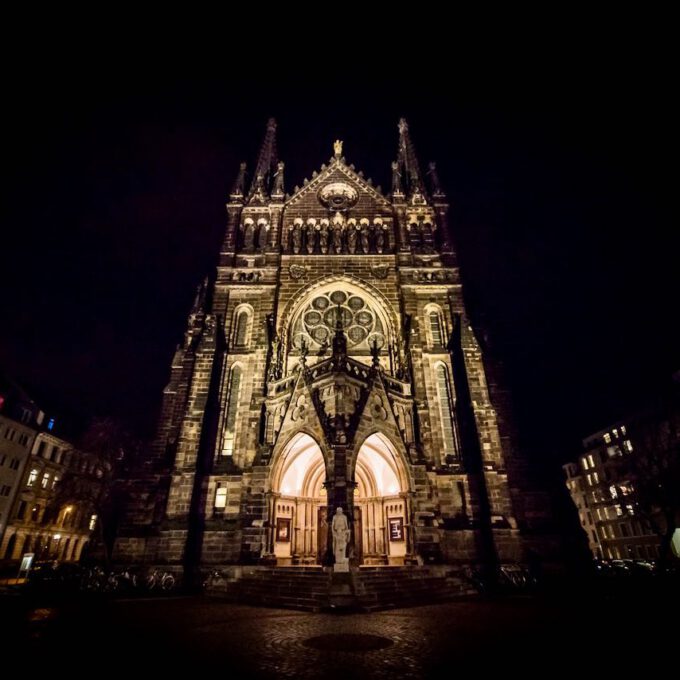 Außenansicht der Leipziger Peterskirche am Abend