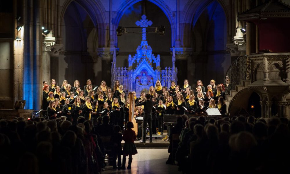Mitglieder des Mädchen- und Frauenchores während des Weihnachtsliedersingens in der Leipziger Peterskirche