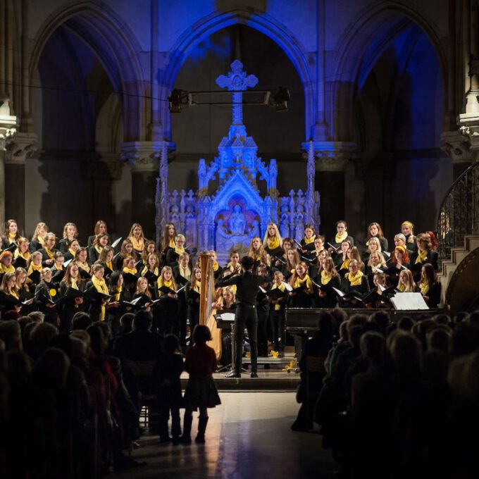 Mitglieder des Mädchen- und Frauenchores während des Weihnachtsliedersingens in der Leipziger Peterskirche