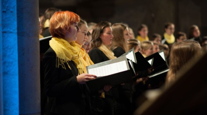 Mitglieder des Mädchen- und Frauenchores während des Weihnachtsliedersingens in der Leipziger Peterskirche