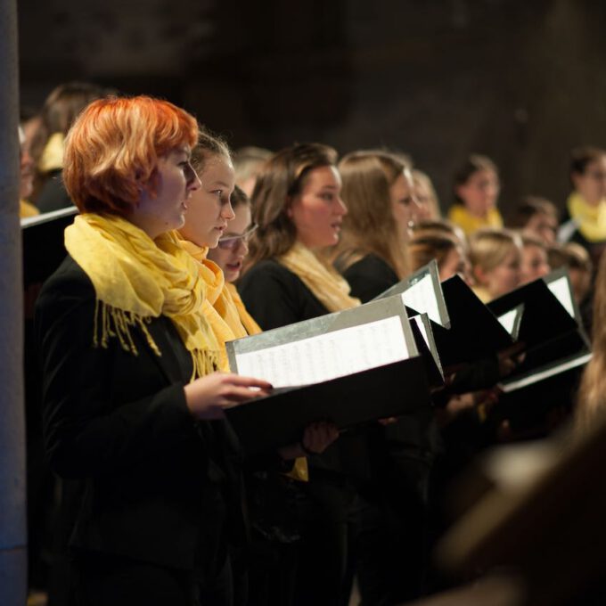 Mitglieder des Mädchen- und Frauenchores während des Weihnachtsliedersingens in der Leipziger Peterskirche