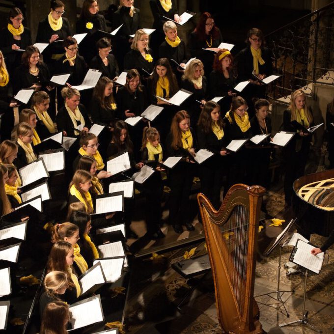 Mitglieder des Mädchen- und Frauenchores während des Weihnachtsliedersingens in der Leipziger Peterskirche