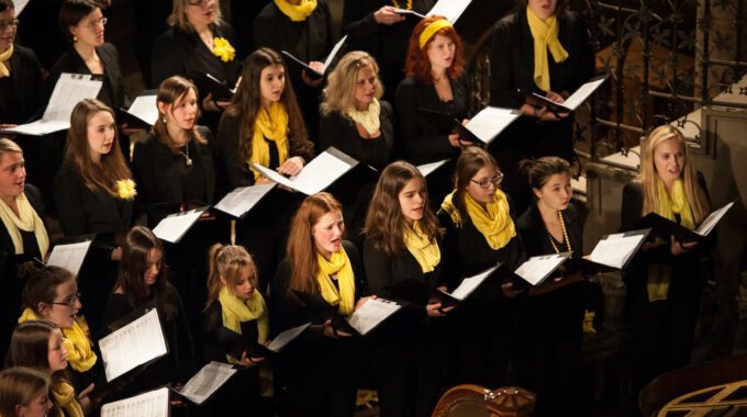 Mitglieder des Mädchen- und Frauenchores während des Weihnachtsliedersingens in der Leipziger Peterskirche