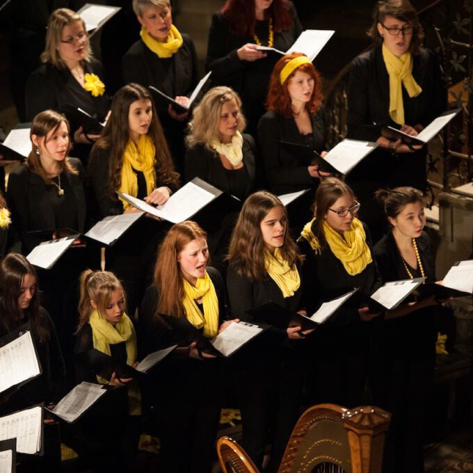 Mitglieder des Mädchen- und Frauenchores während des Weihnachtsliedersingens in der Leipziger Peterskirche