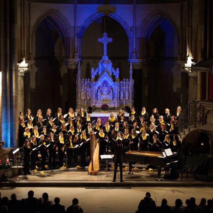 Mitglieder des Mädchen- und Frauenchores während des Weihnachtsliedersingens in der Leipziger Peterskirche