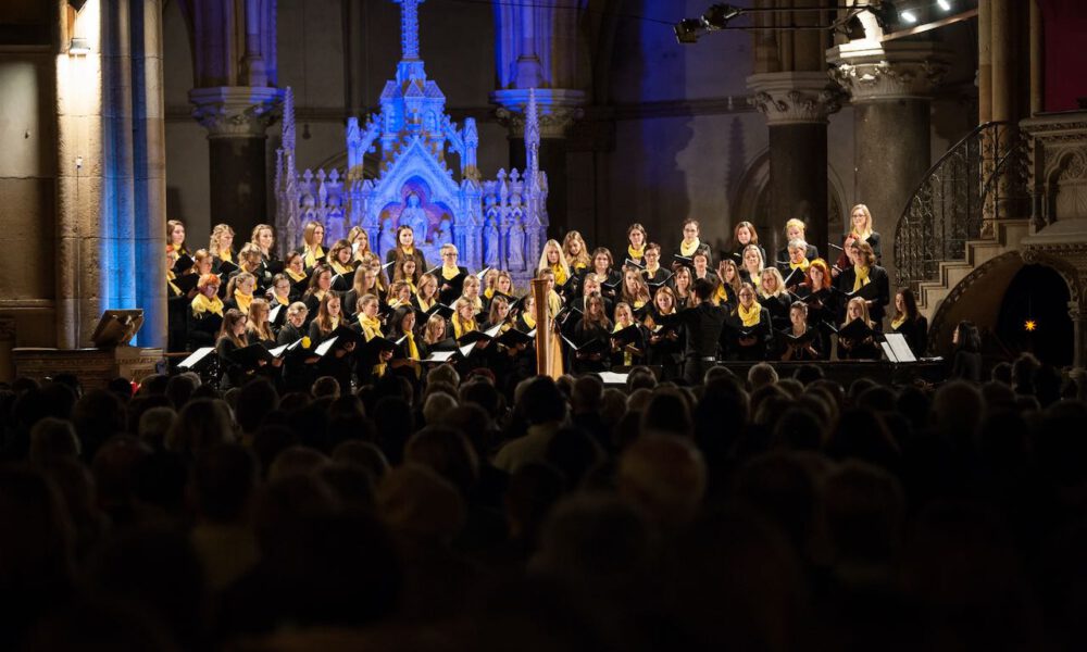 Mitglieder des Mädchen- und Frauenchores während des Weihnachtsliedersingens in der Leipziger Peterskirche