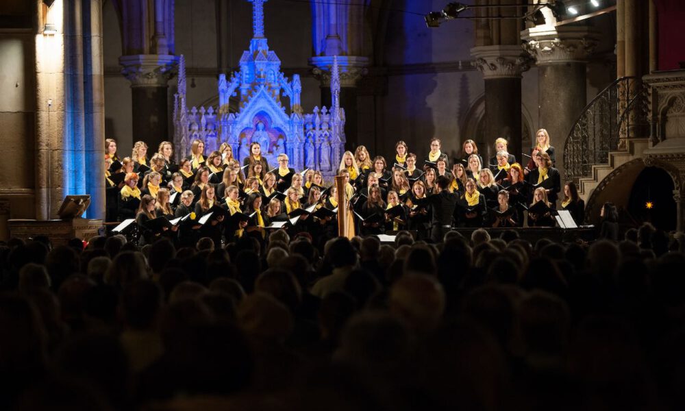 Mitglieder Des Mädchen- Und Frauenchores Während Des Weihnachtsliedersingens In Der Leipziger Peterskirche