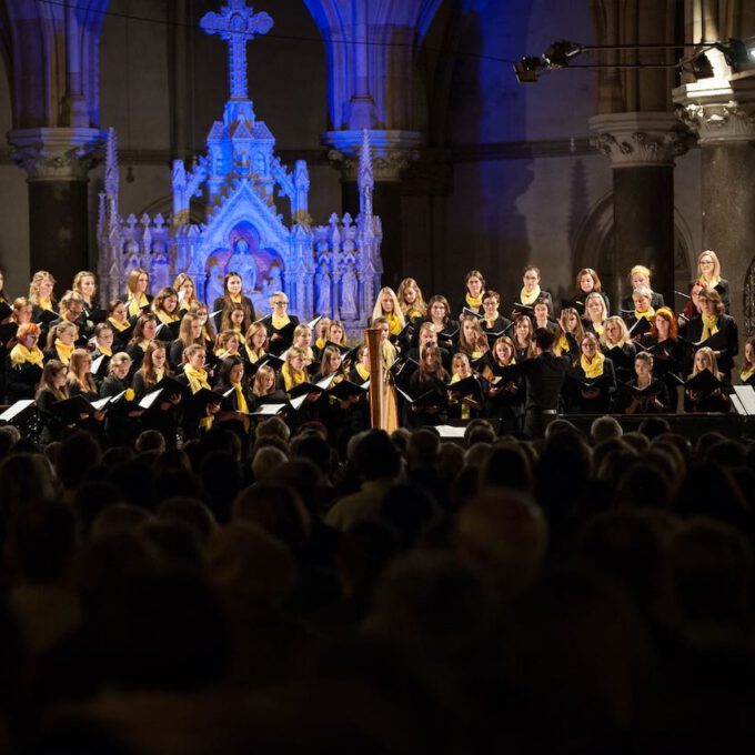 Mitglieder des Mädchen- und Frauenchores während des Weihnachtsliedersingens in der Leipziger Peterskirche