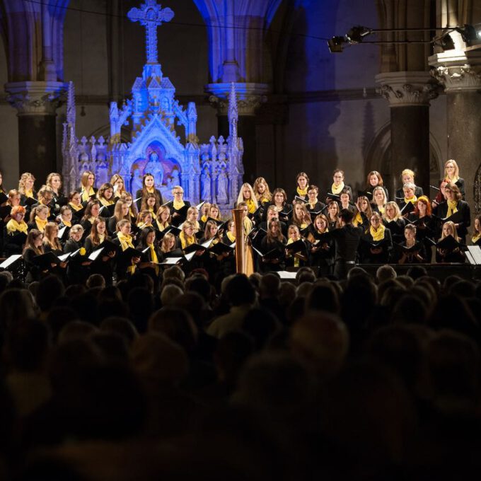 Mitglieder Des Mädchen- Und Frauenchores Während Des Weihnachtsliedersingens In Der Leipziger Peterskirche