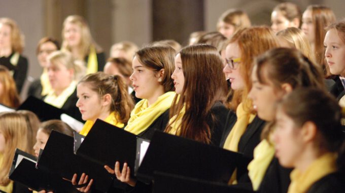 Mitglieder aus Mädchen- und Frauenchor in der Peterskirche Leipzig