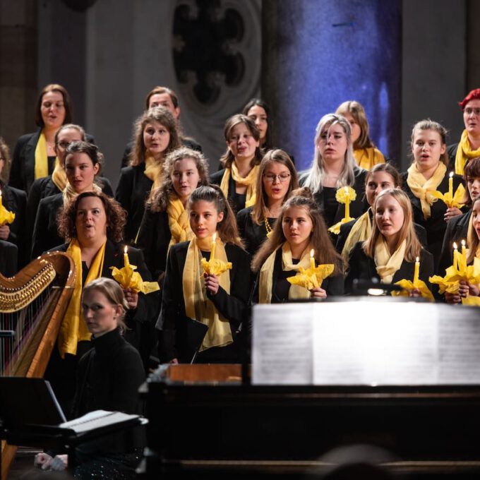 Traditionelles Weihnachtsmusik des Diakonischen Werkes mit Mädchen-, Frauen- und Kammerchor der Schola Cantorum LeipzigWeihnachtsliedersingen in der Peterskirche