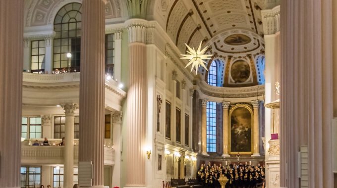 Mädchen- und Frauenchor im Altarraum der Nikolaikirche Leipzig