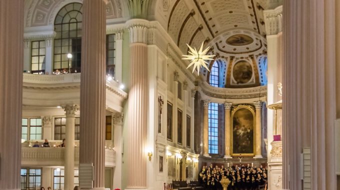 Mädchen- Und Frauenchor Im Altarraum Der Nikolaikirche Leipzig