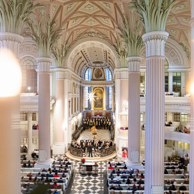 Weihnachtsmusik des Diakonischen Werkes in der weihnachtlich geschmückten Leipziger Nikolaikirche