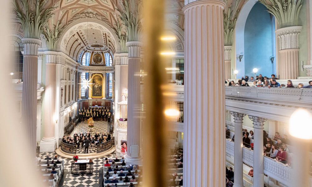 Weihnachtsmusik Des Diakonischen Werkes In Der Weihnachtlich Geschmückten Leipziger Nikolaikirche