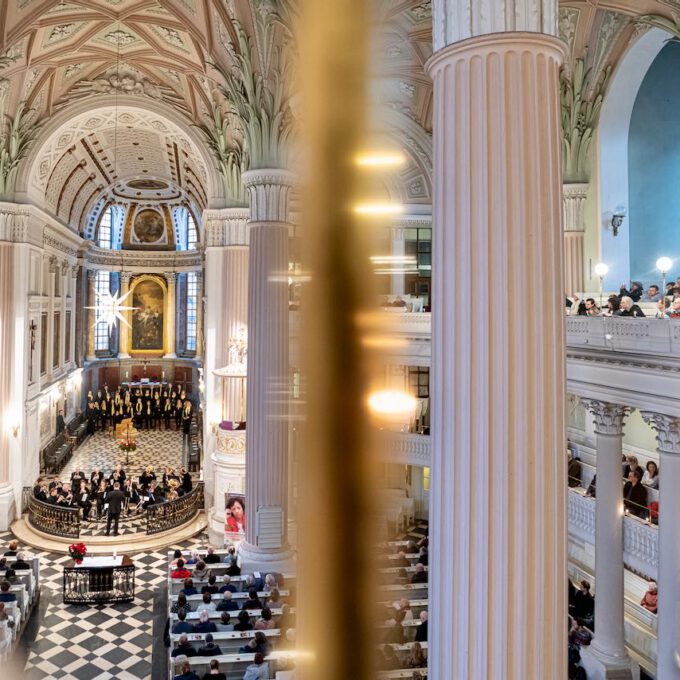 Weihnachtsmusik des Diakonischen Werkes in der weihnachtlich geschmückten Leipziger Nikolaikirche