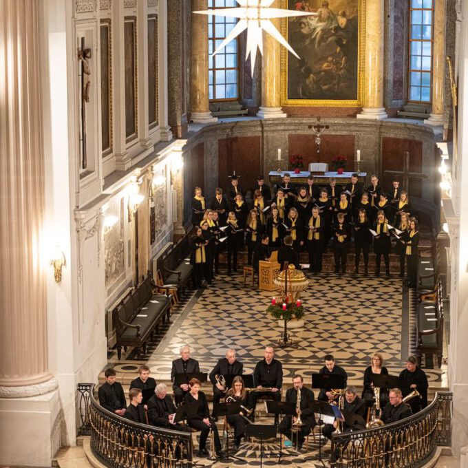Weihnachtsmusik des Diakonischen Werkes in der weihnachtlich geschmückten Leipziger Nikolaikirche
