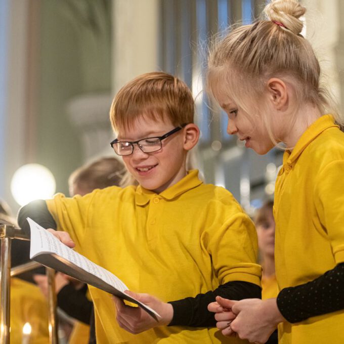 Weihnachtsmusik des Diakonischen Werkes in der weihnachtlich geschmückten Leipziger Nikolaikirche