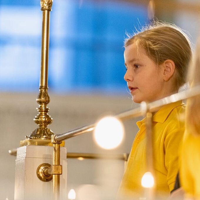 Weihnachtsmusik des Diakonischen Werkes in der weihnachtlich geschmückten Leipziger Nikolaikirche