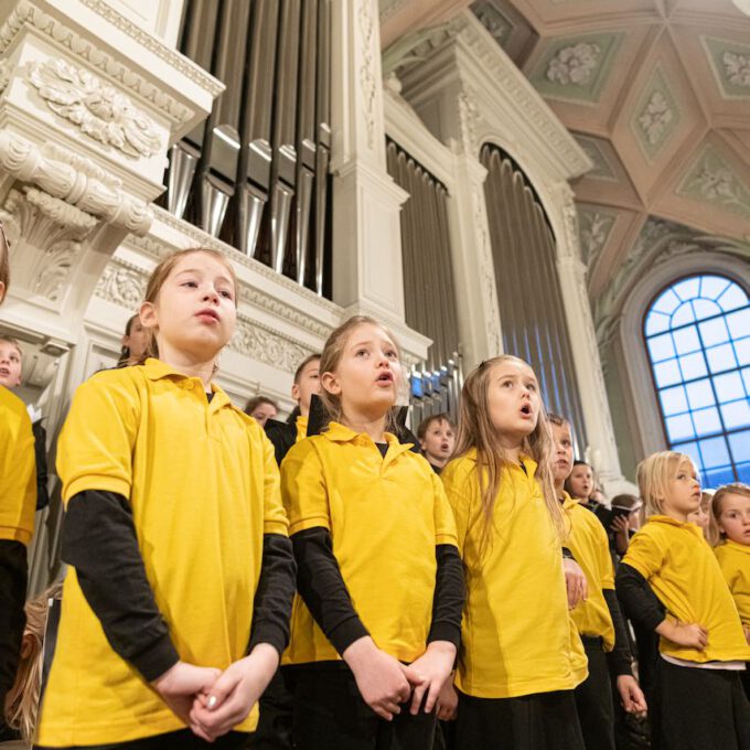 Weihnachtsmusik Des Diakonischen Werkes In Der Weihnachtlich Geschmückten Leipziger Nikolaikirche