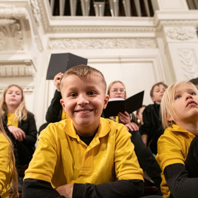 Weihnachtsmusik des Diakonischen Werkes in der weihnachtlich geschmückten Leipziger Nikolaikirche