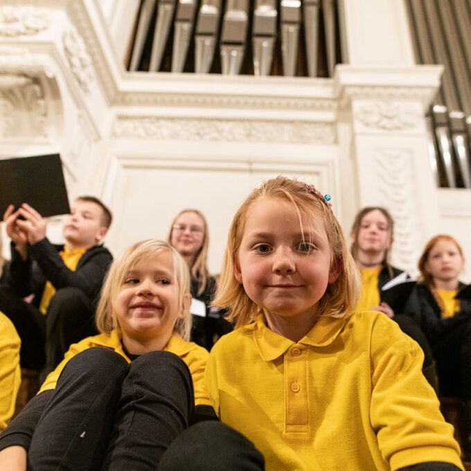 Weihnachtsmusik des Diakonischen Werkes in der weihnachtlich geschmückten Leipziger Nikolaikirche